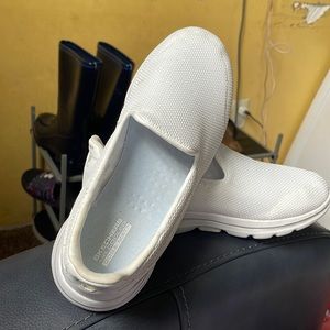 Skechers size 10 go walk white